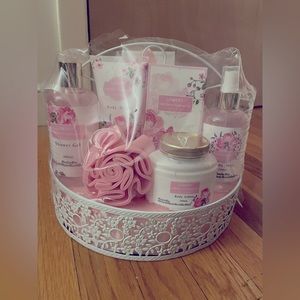 Wild Rose & Raspberry Bath Set NWT